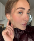 Inge iført Urchin Elegance hoops udført i 925 ren sterlingsølv belagt med en slidstærk forgyldning i 18 karat guld.