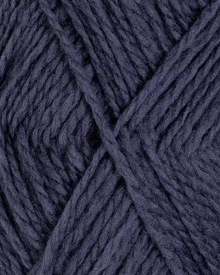 close up af garnet fviel fra rauma garn i farven stovet blaa