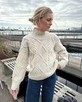 Model iført PetiteKnits Saga Sweater strikket i Atlas fra Sandes