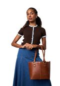 Model med RE:DESIGNED Project 106 Walnut crossbody projekttaske på armen