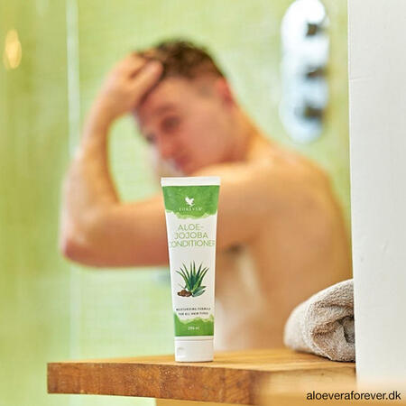 Bedste hårbalsam Aloe-Jojoba Condtioner og mand i brusebad