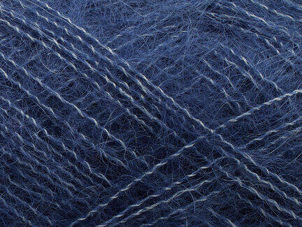 close up af garnoegle tilia fra filcolana i farve 319 blue violet