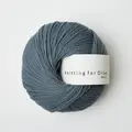 garnnoegle merino fra knitting for olive i farven stoevet petroleumsblaa