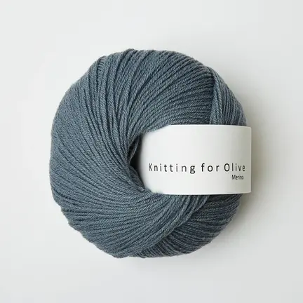 garnnoegle merino fra knitting for olive i farven stoevet petroleumsblaa