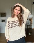 Model iført Lucia Blouse i beige Spinni og Silk Mohair med vævestrik over bærestykket, oversize pasform og trekvartærmer.