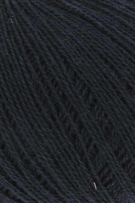 Close up af garnet cashmere extra lace fra Lang Yarns i farven navy