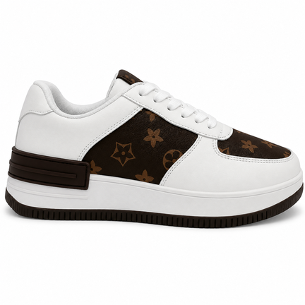 Hvid sneaker med brun monogramdetalje – Klassisk og moderne