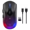 En gaming mus med et sort og gennemsigtigt design, der viser rødt og blåt lys. Medfølgende er en USB-modtager og et flettet kabel med USB-A til USB-C-stik. Ordet Legion er synligt på musen.