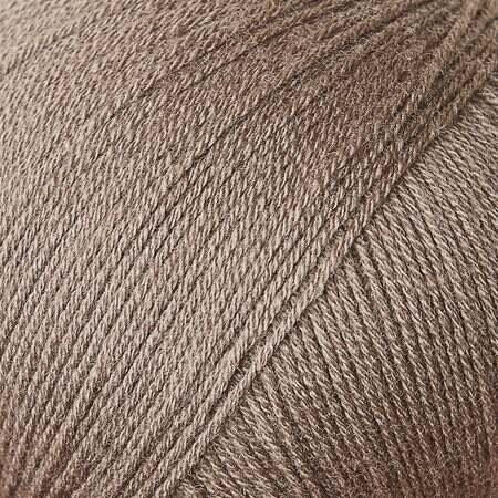close up af garnnoegle merino fra knitting for olive i farven hasselnoed