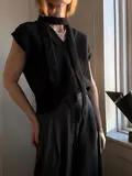 model iført vest no. 9