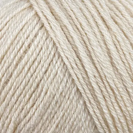 close up af garnnoegle merino fra knitting for olive i farven hvede