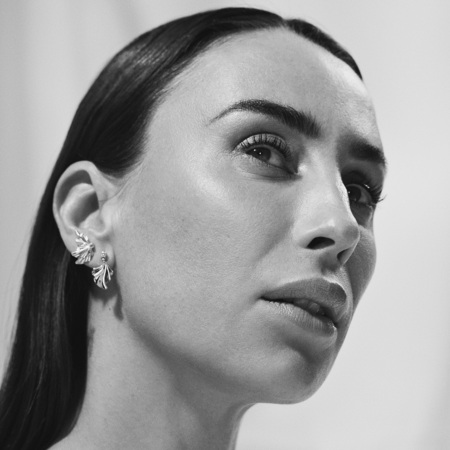 Medina iført MONARCH øreringe i 14 karat guld med 0,10 ct. brillanter W.SI.