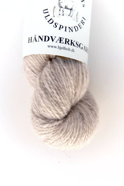 close up af haandvaerksgarn fra hjelholt i farven creme