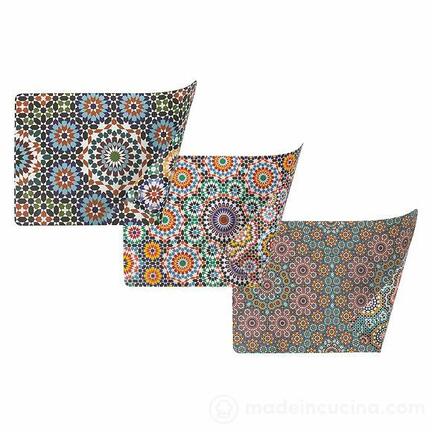 Tre geometrisk-mønstrede dækkeservietter med indviklede cirkulære designs i forskellige farver. Hver måtte har et andet farveskema, inklusive blå, orange, grønne og brune, der danner levende og symmetriske mandala-lignende motiver.