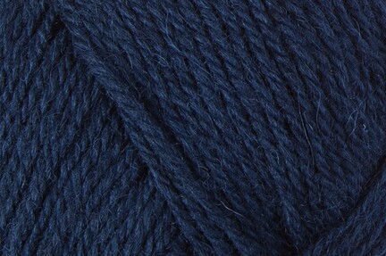 close up af garnet hosuband fra istex i farven moerk blaa
