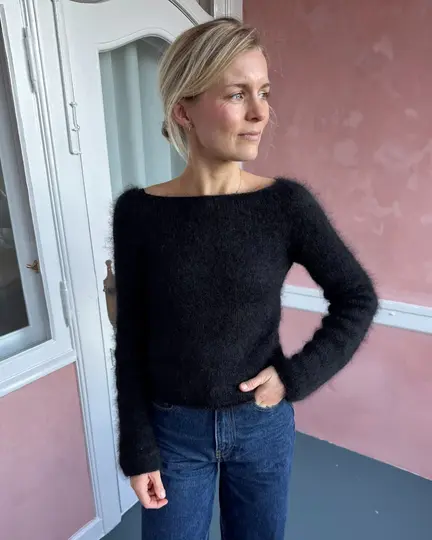 Model iført Bea Blouse fra PetiteKnit strikket i silk mohair – bluse med bådudskæring