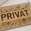 privat skilt i træ til dør eller indgang
