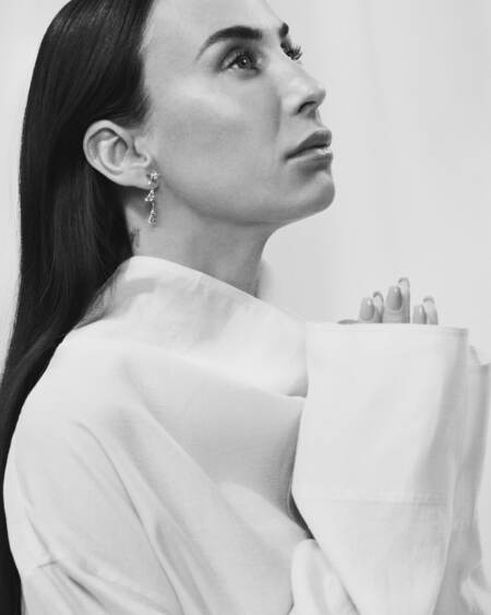 Medina iført MONARCH øreringe i sølv med hvid topas.