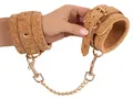 Vegan Fetish Wrist Cuffs i sort vegansk læder med metalring og kæde.