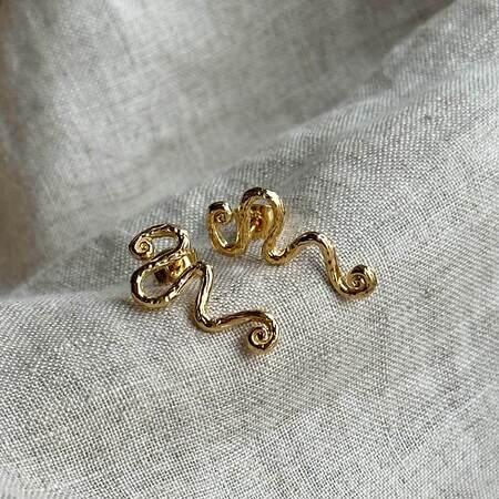 Wave øreringe udført i 925 sterlingsølv belagt med en slidstærk 18 karat forgyldning.