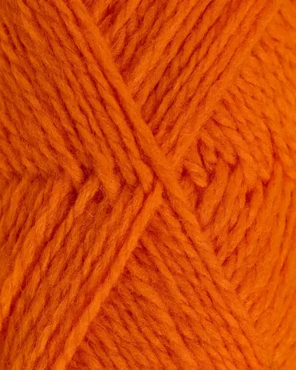 close up af garnet fviel fra rauma garn i farven orange