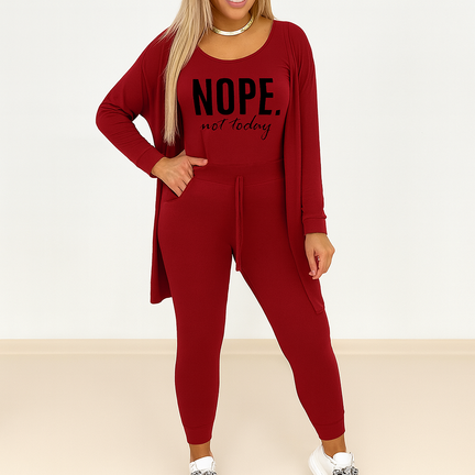 Et lækkert 3-delt rødt loungewear-sæt til damer med top, bukser og cardigan. Perfekt til afslapning, hverdagsbrug og moderne komfort.