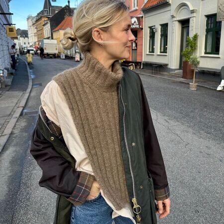 Hazel Neck PetiteKnit Jensen Yarn fra Isager