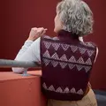 Beth Warmer vest set bagfra i mørkerød mønsterstrik, design af Anne Ventzel
