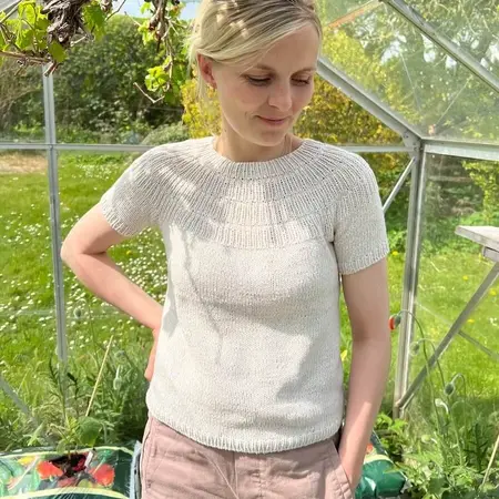 petiteknit staar i drivhus ifoert sin strikkede ankers blouse i hvid