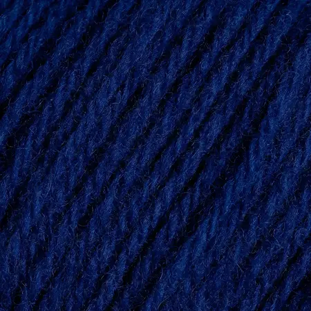 Close up af garnet lun merino fra rauma garn i farven Dyb Blå