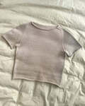 Ivy Tee fra PetiteKnit – klassisk strikket T-shirt i glatstrik med raglan strikket oppefra og ned