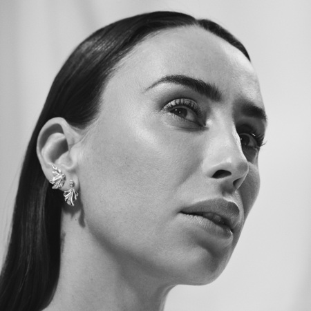 Medina iført MONARCH øreringe i 14 karat guld med 0,10 ct. brillanter W.SI.