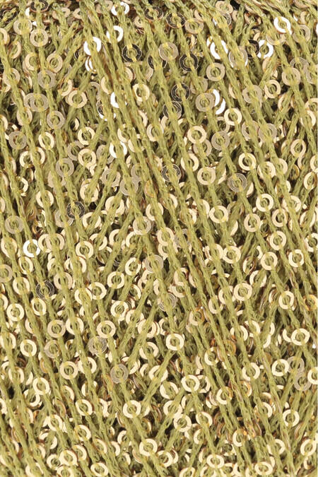 Close up af garnoegle af maerket paillettes fra lang yarns i farven kiwi gold