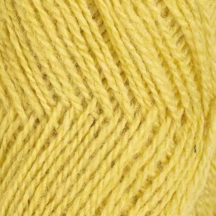 Close up af lys gul 4115 finull fra rauma garn