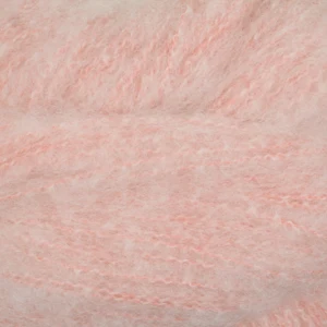 Close up af garnet cashmere kumula fra gepard garn i farven fersken blomst