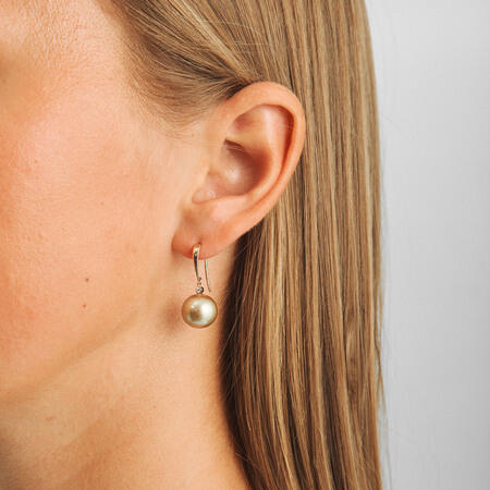 Chloé Mist øreringe i 14 karat guld med kulturperler og 0,05 ct. brillantslebne diamanter W.SI. På model.