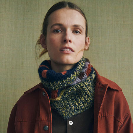 model ifoert strikket anni cowl designet af helga isager