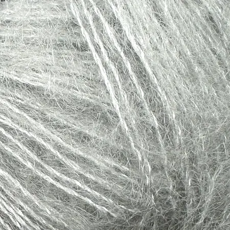 close up af garnnoegle soft silk mohair fra knitting for olive farven morgendis