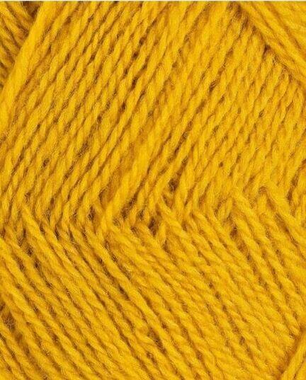 close up af garnet finull fra Rauma i farven moerk gul 450