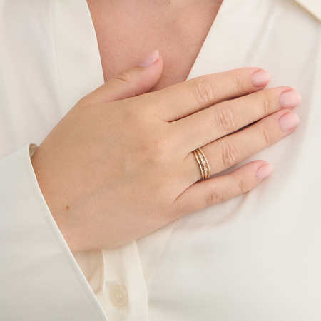 Solis Orbit ring i 8 karat guld med zirkonia på model