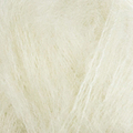 Close up af isager silk mohair farve e0 garn hvid