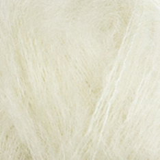 Close up af isager silk mohair farve e0 garn hvid