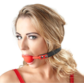 Bad Kitty Naughty Toys Gagball Red – rød mundknebel med sort læderlook-rem, justerbar pasform og metalspænde, ideel til BDSM og dominansleg.