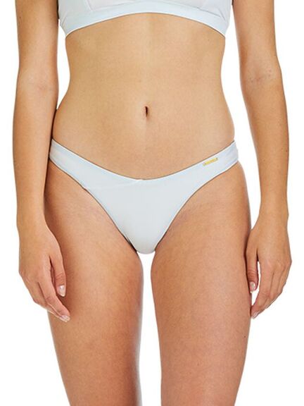 En person iført lyseblå bikiniunderdel og matchende top, vist fra skuldre til lår mod en almindelig baggrund.