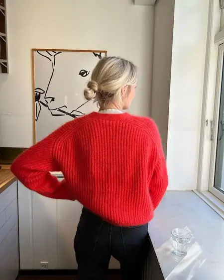 ryggen af petiteknit ved vindue i sin strikkede roede agnete cardigan