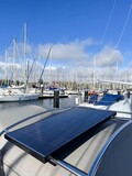 FLINsolid+ 110W bifacialt solpanel monteret på sejlbådens targa bøjler