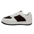 Hvid sneaker med brun monogramdetalje og mørk sål