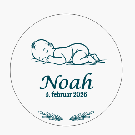 Barselstavle i træ med sovende baby på siden – personlig fødselstavle med navn og dato