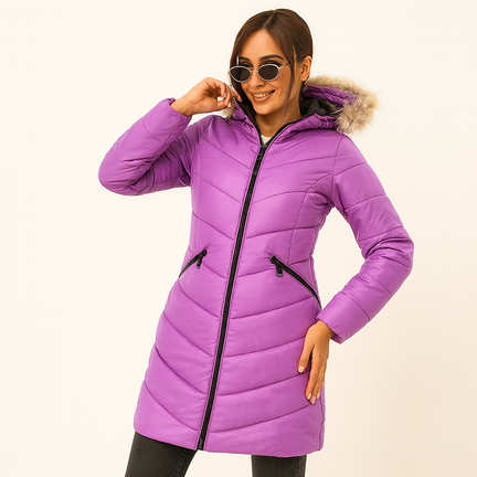 Lilla quiltet damejakke med hætte, pelskant og figursyet pasform