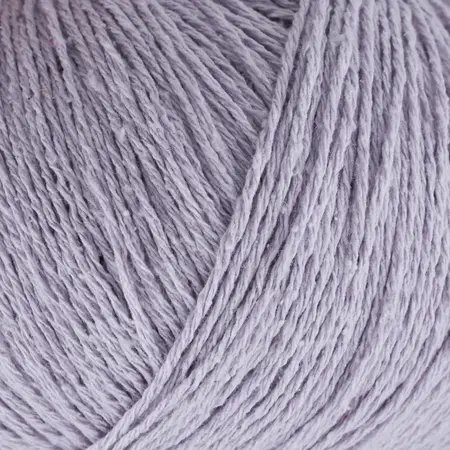 Close up af garnnøgle pure silk fra Knitting for Olive i farven Enhjørninglilla